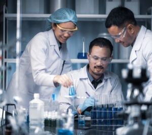 Photo of people in a lab running tests, symbolizing studies and "new drugs"